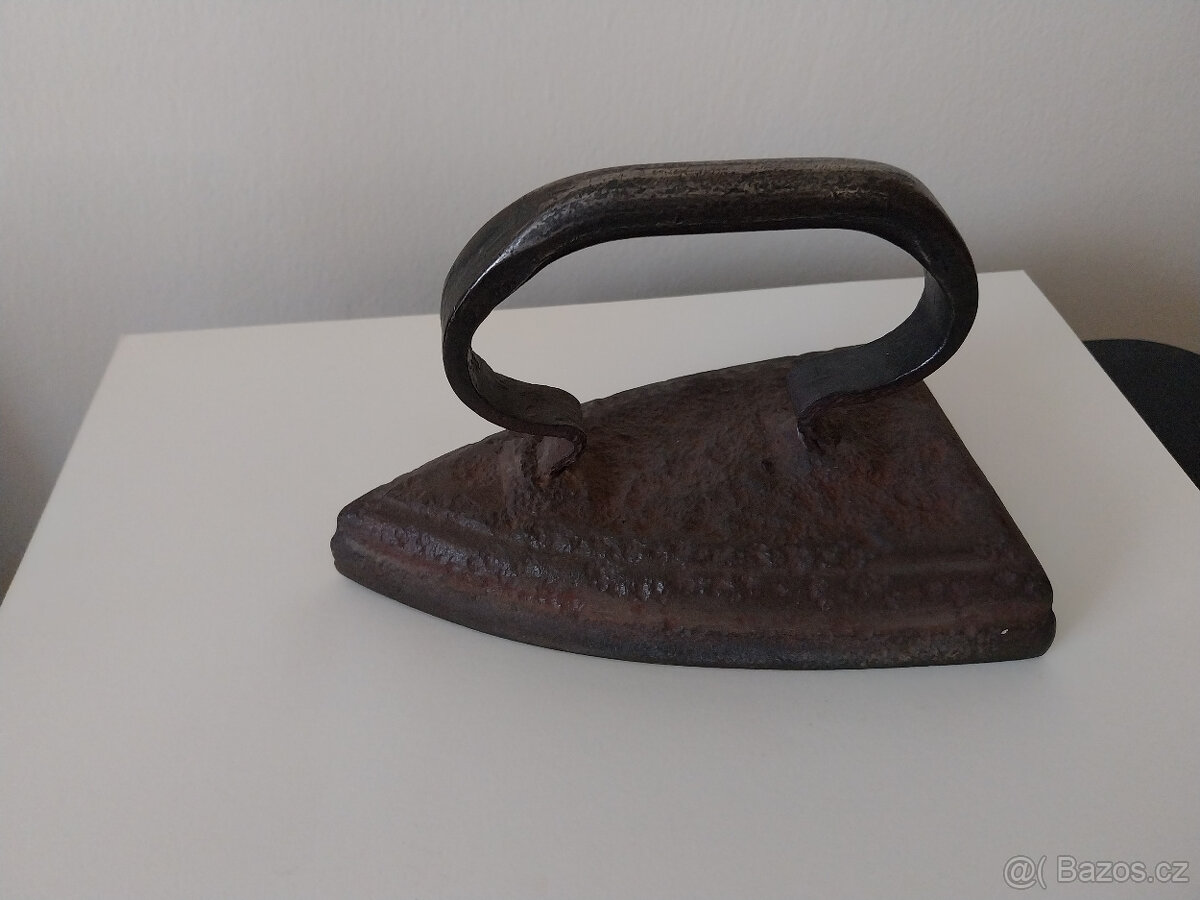 Starožitná litinová žehlička - 2