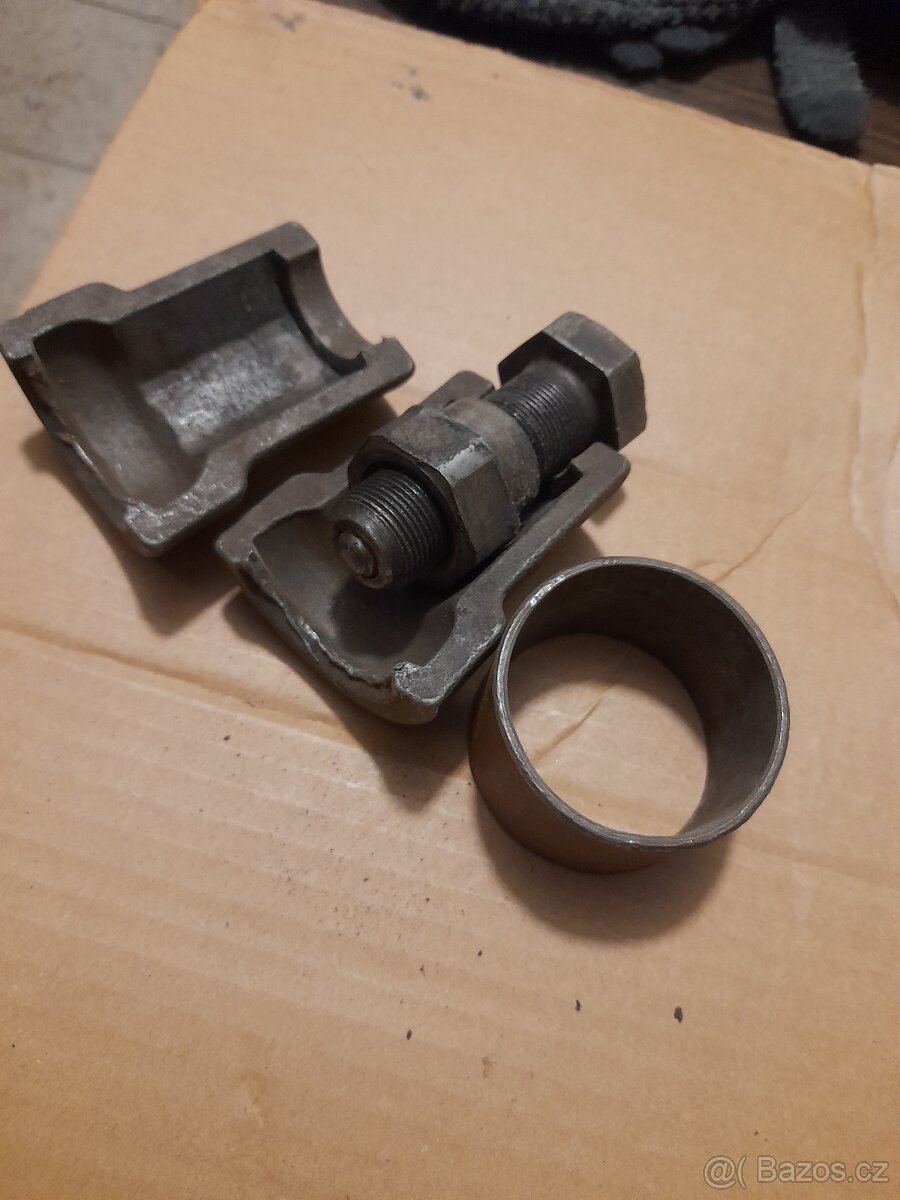 TRABANT TOVÁRNÍ STAHOVÁK NÁBOJŮ KOL. - 2