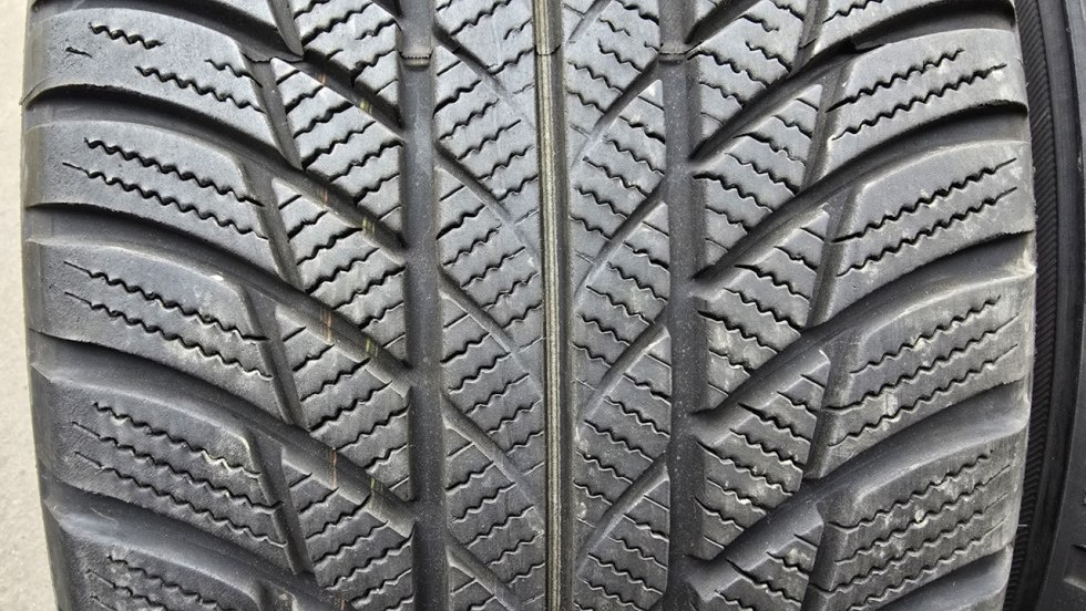 Zimní pneu 225/45/18 Bridgestone - 2