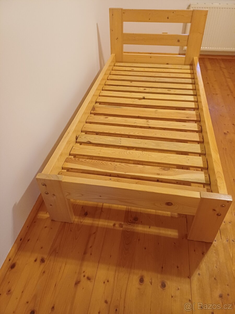 Dřevěná masivní postel - 2