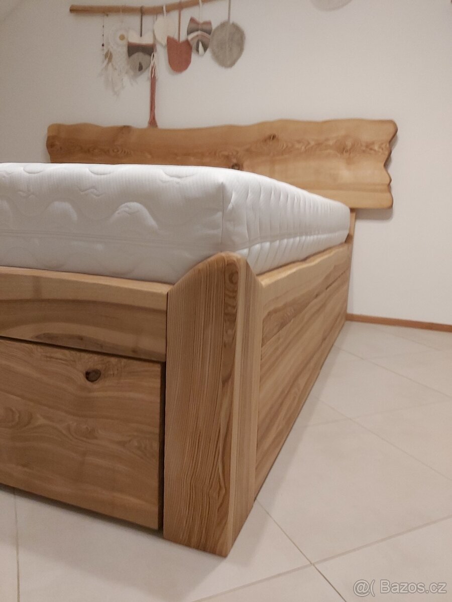 Jasanové postele s přírodní hranou. - 2