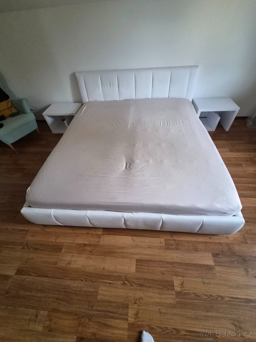Manželská postel a dva noční stolky - 2