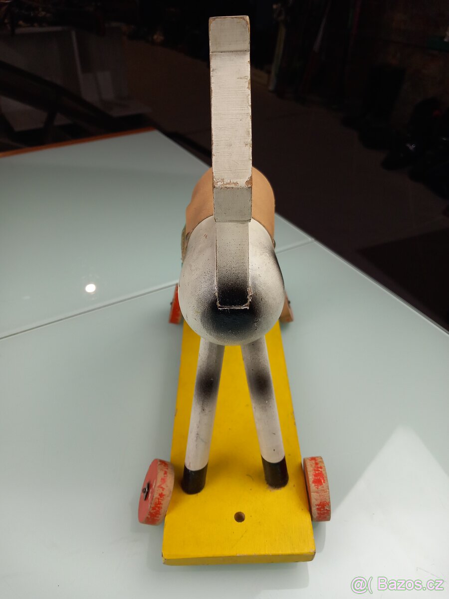 KONÍK NA KOLEČKÁCH -dřevo - 2