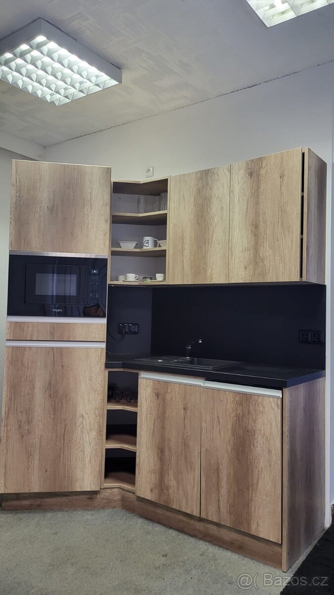 Moderní a plně vybavená rohová kuchyňská linka na prodej - 2
