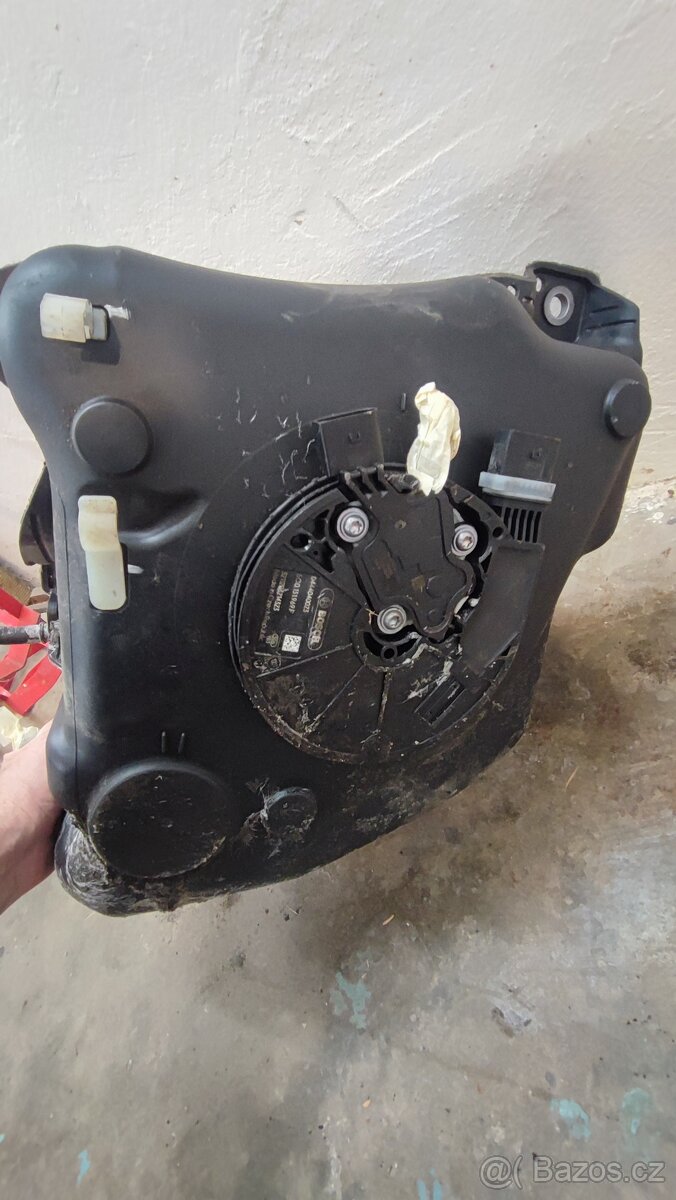 Nádrž na adblue na Škoda Superb 3, VW passat - 2