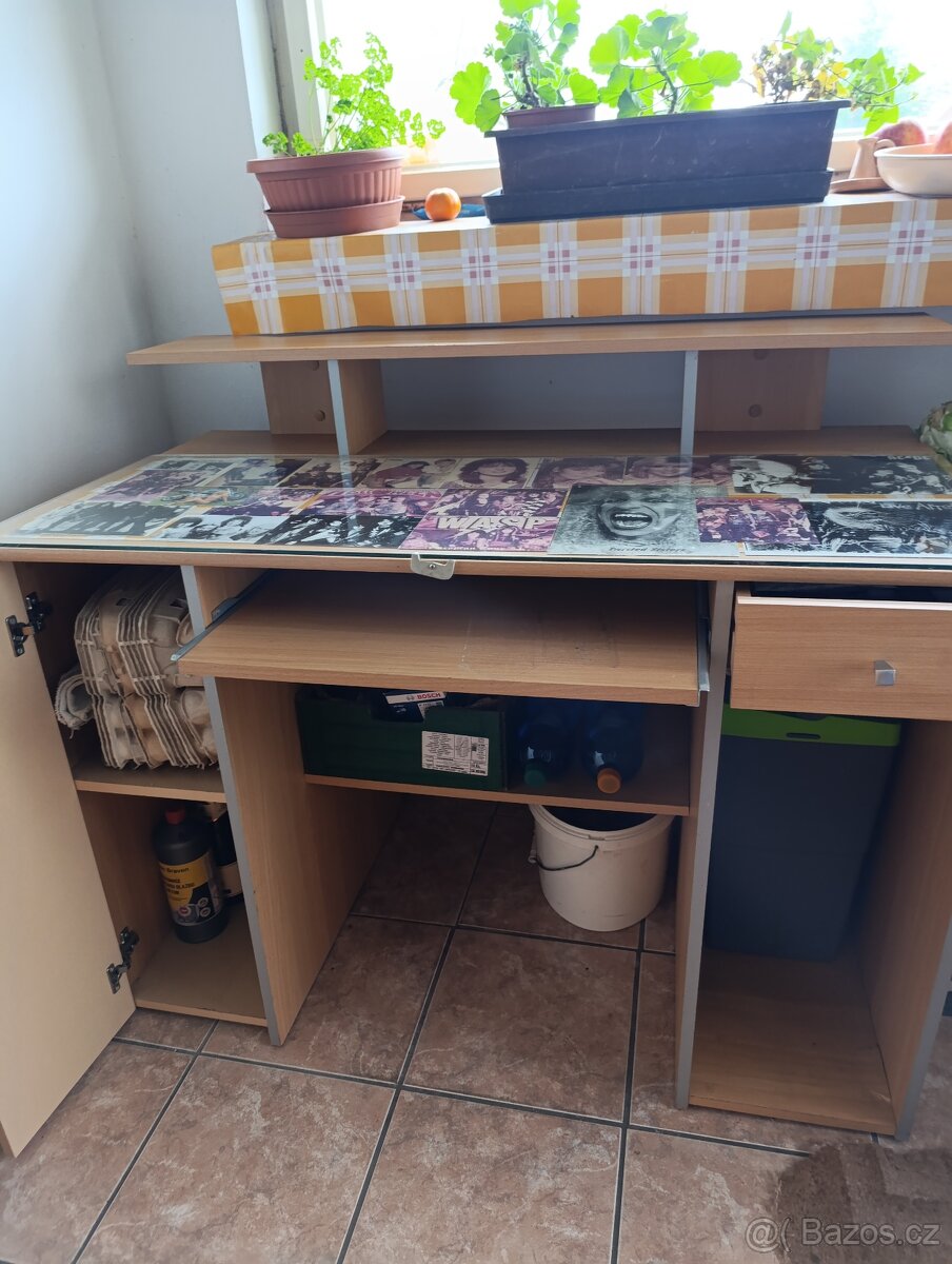 Kancelářský stůl - 2
