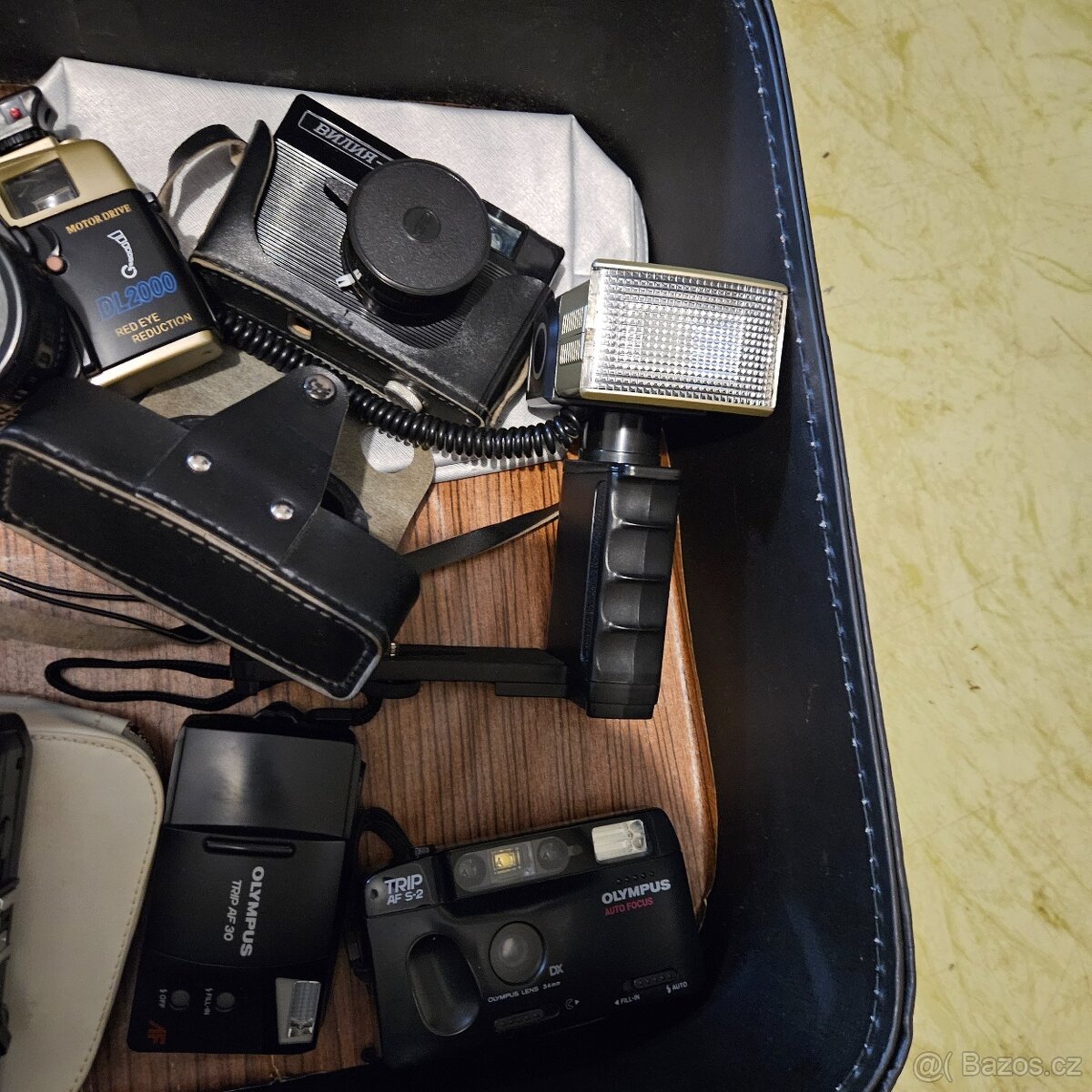Celý kufr plný fotoaparatů - 2