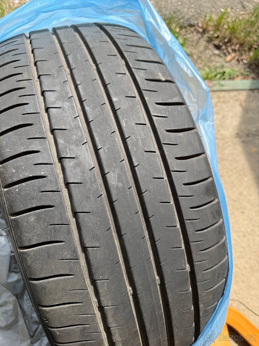 Pneu Dunlop 245/45 R21 - 2