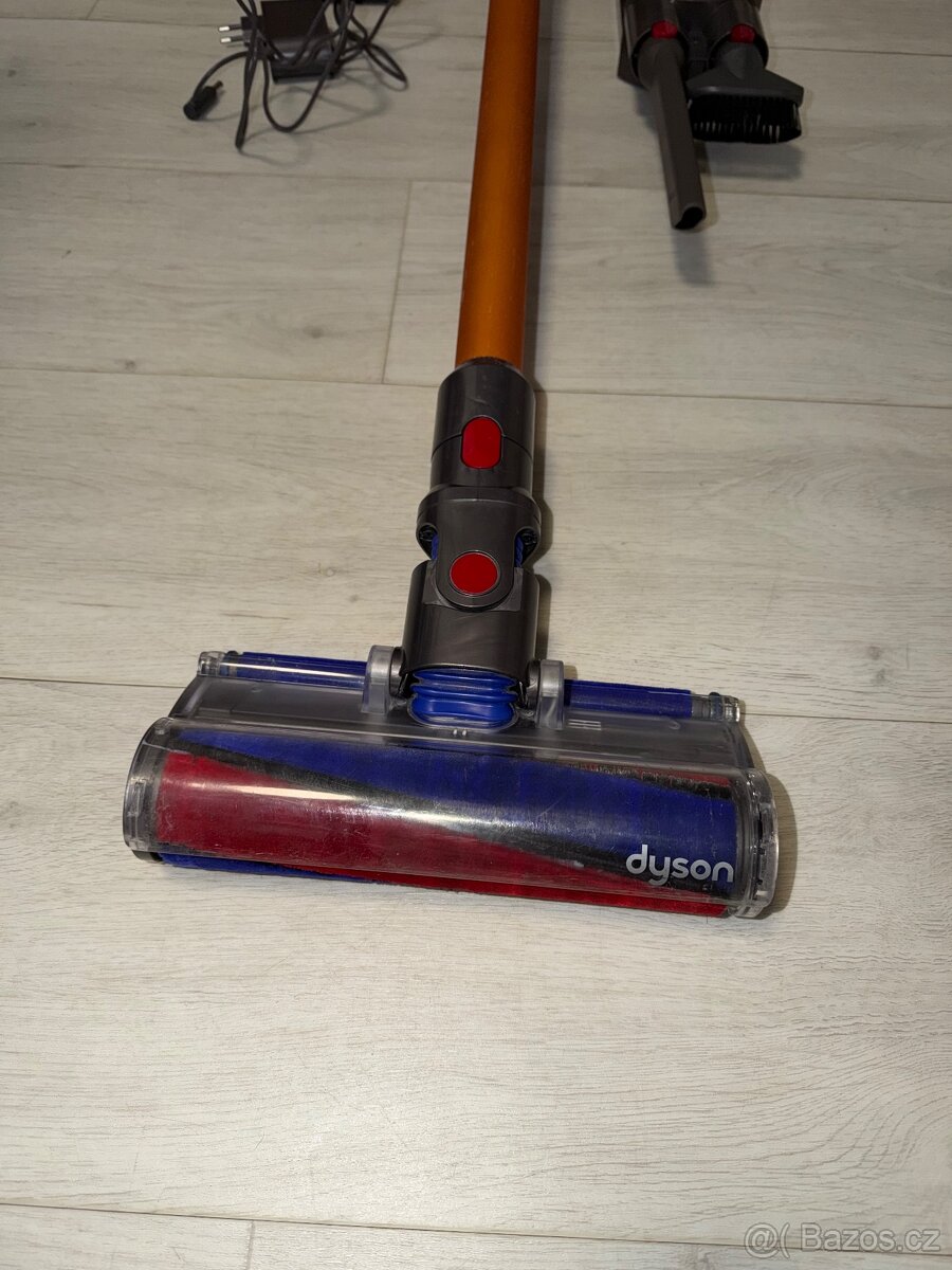 Tyčový a ruční vysavač Dyson V8 - 2