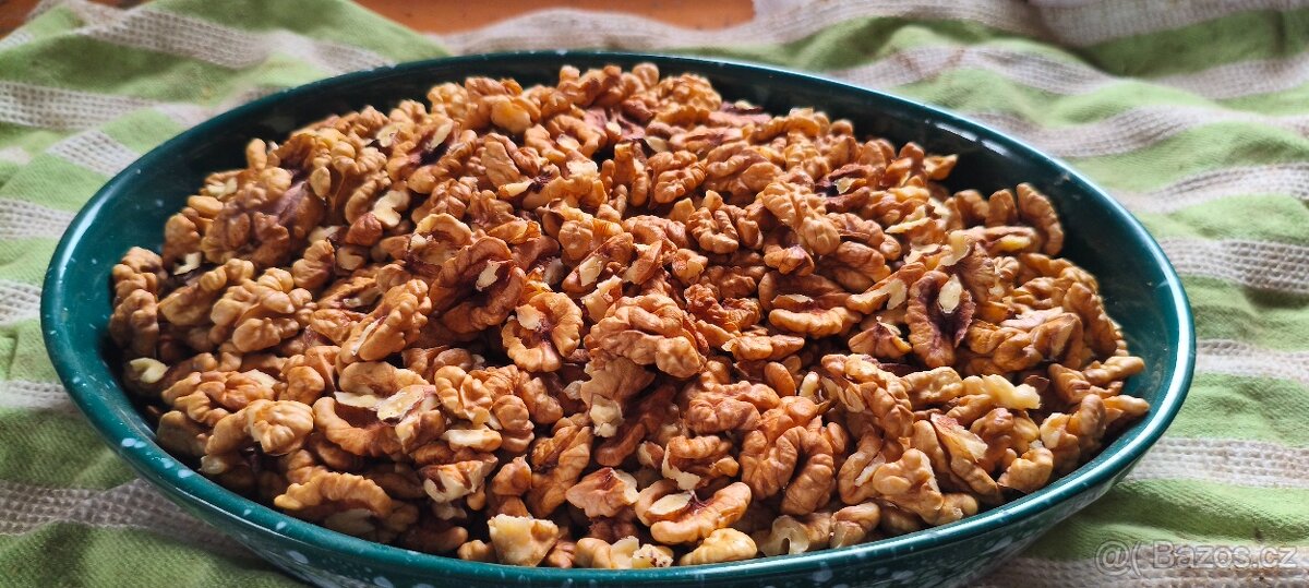 Loupané ořechy vlašské - 2