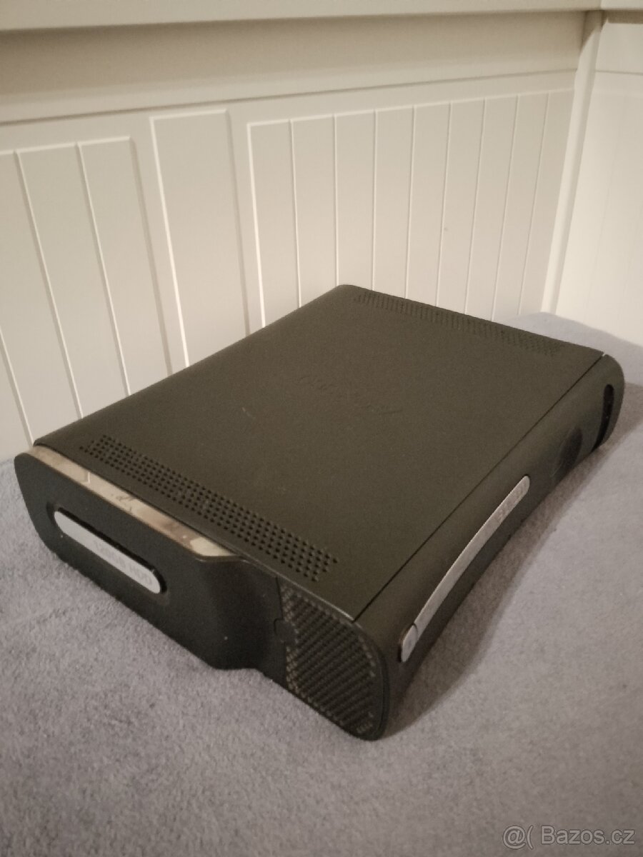 Prodám Xbox 360 120gb + ovladač a hra - 2