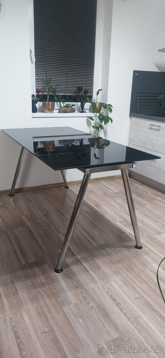 Stůl Ikea se skleněnou deskou - 2