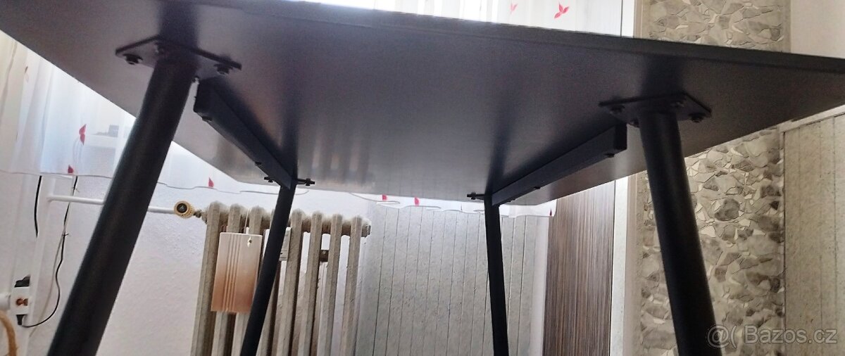 Prodám černý kuchyňský stůl v SUPER STAVU - 2