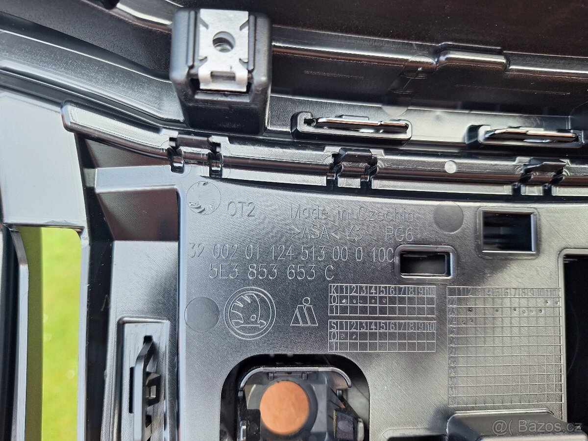 Maska chladiče Škoda Octavia 4 facelift celá - nové - 2