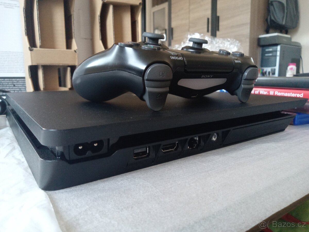 PS4 Slim 1TB + 4 hry - 2