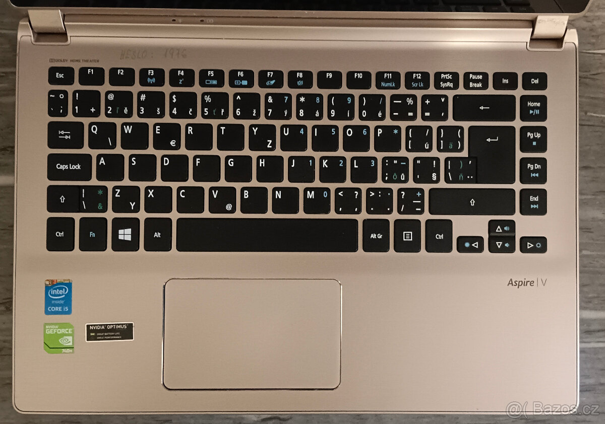 Starší herní notebook s dotykovou obrazovkou - 2