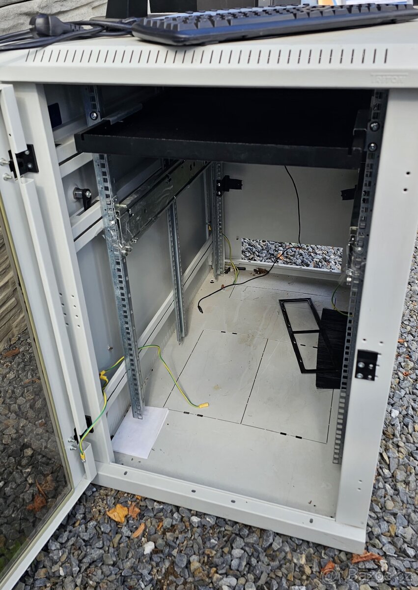 TRITON, RACK datová skříň - zdarma server a monitor - 2