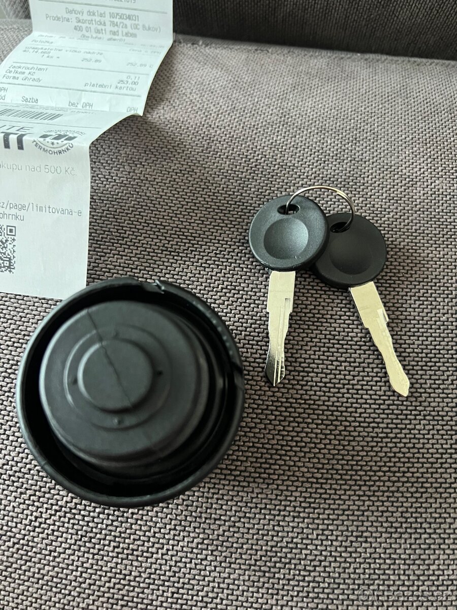 Uzamykatelné víčko nádrže na Felicii - 2