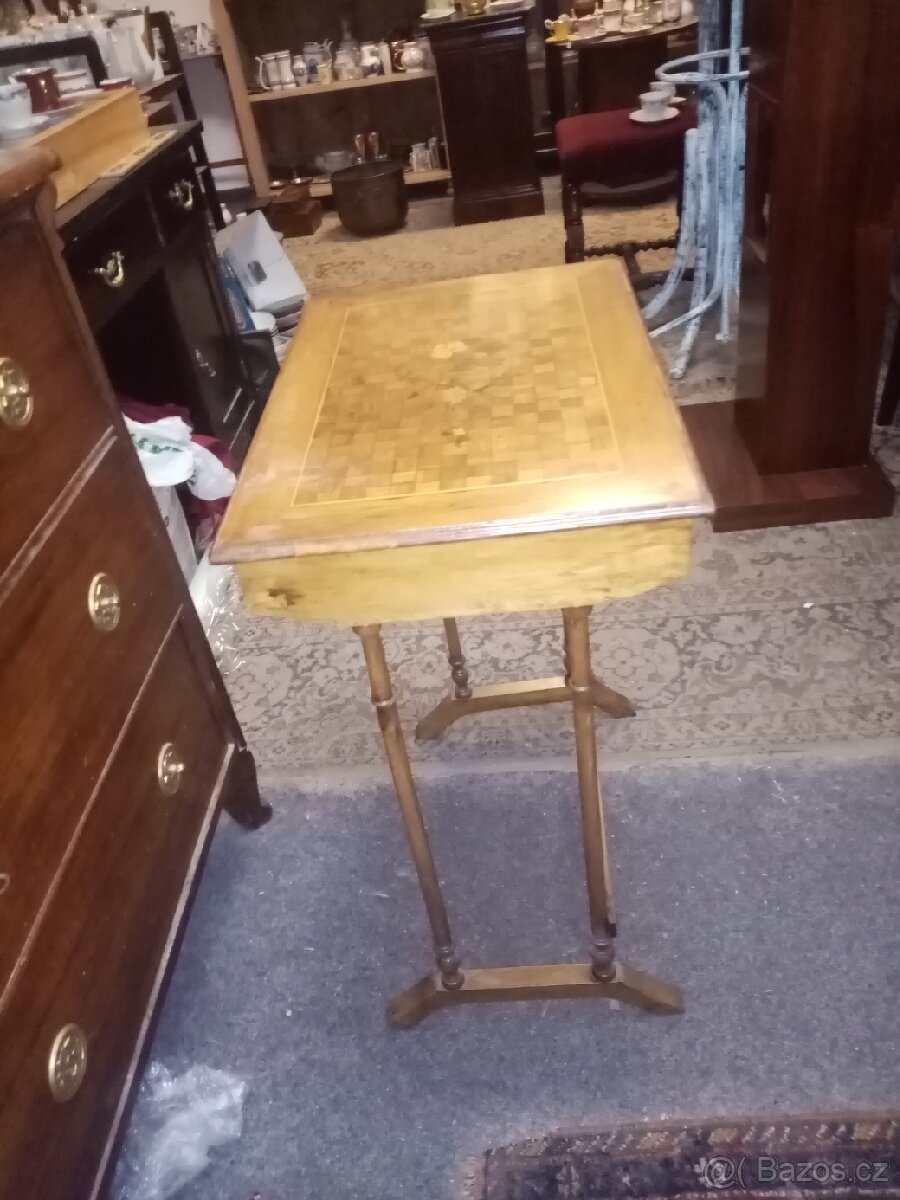 Starožitný intersovaný hnízdový stolek - 2