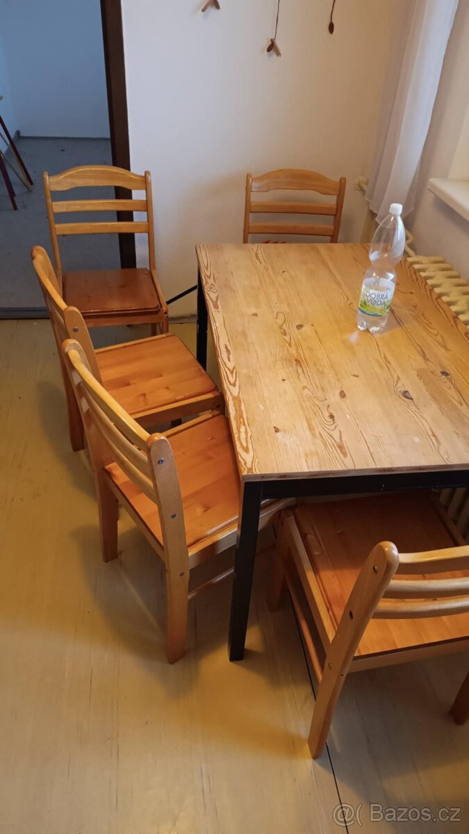 Stůl se 5 židlemi masiv - 2