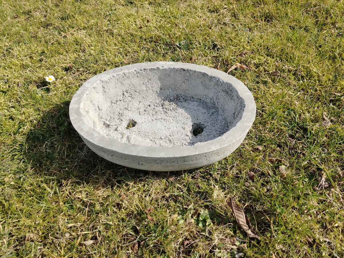 Betonový oválný květináč - 2