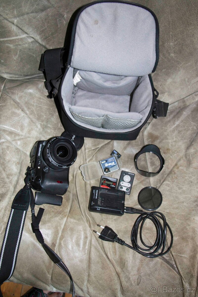 Olympus 8080WZ s příslušenstvím - 2