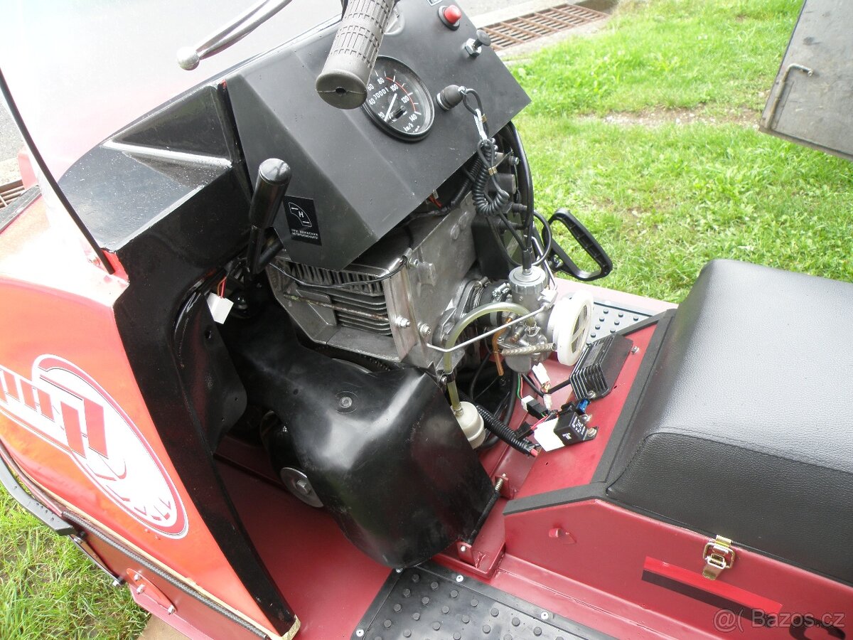 Opravy sněžných skútrů. - 2