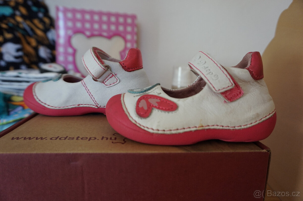 barefootové sandálky celoroční bílé s motýlem velikost 19 - 2