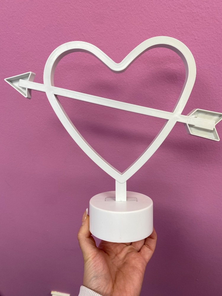Dekorace/neon lampa ve tvaru srdce a šípu - 2
