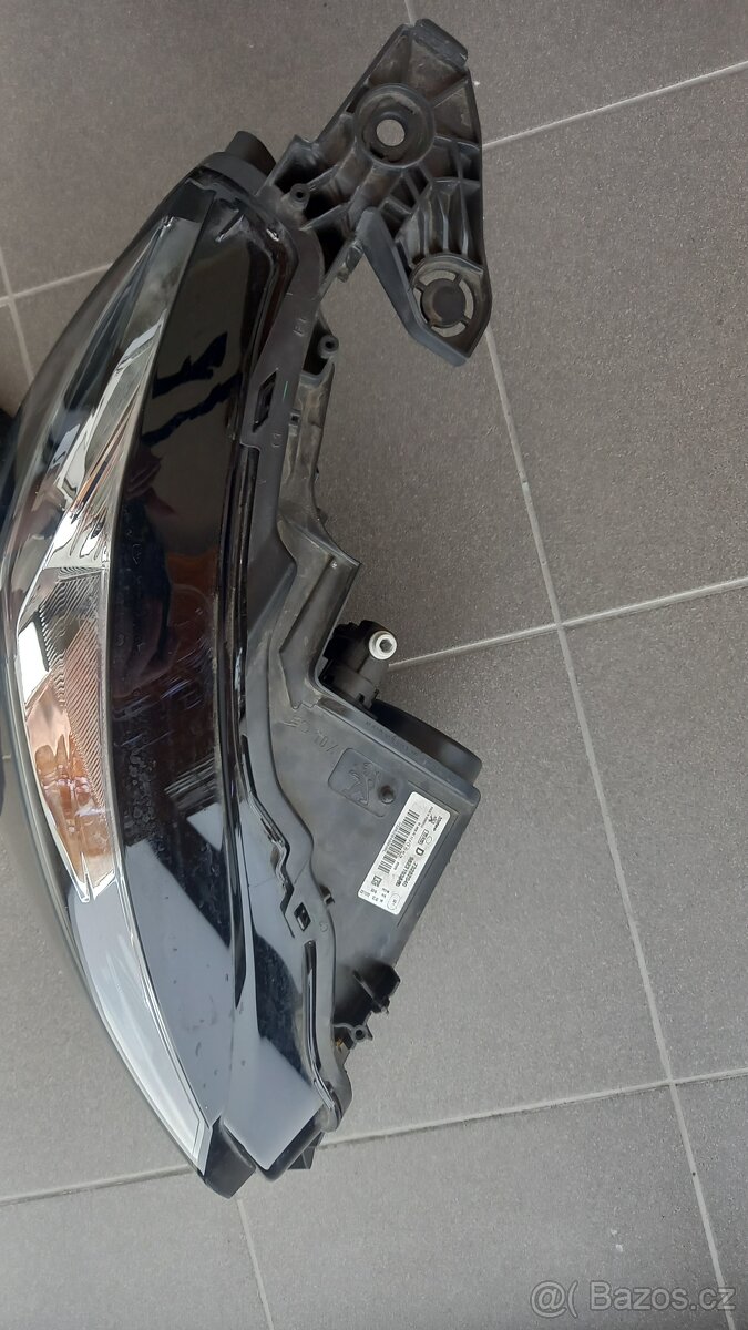 pravé světlo Peugeot 208 - originál - 2