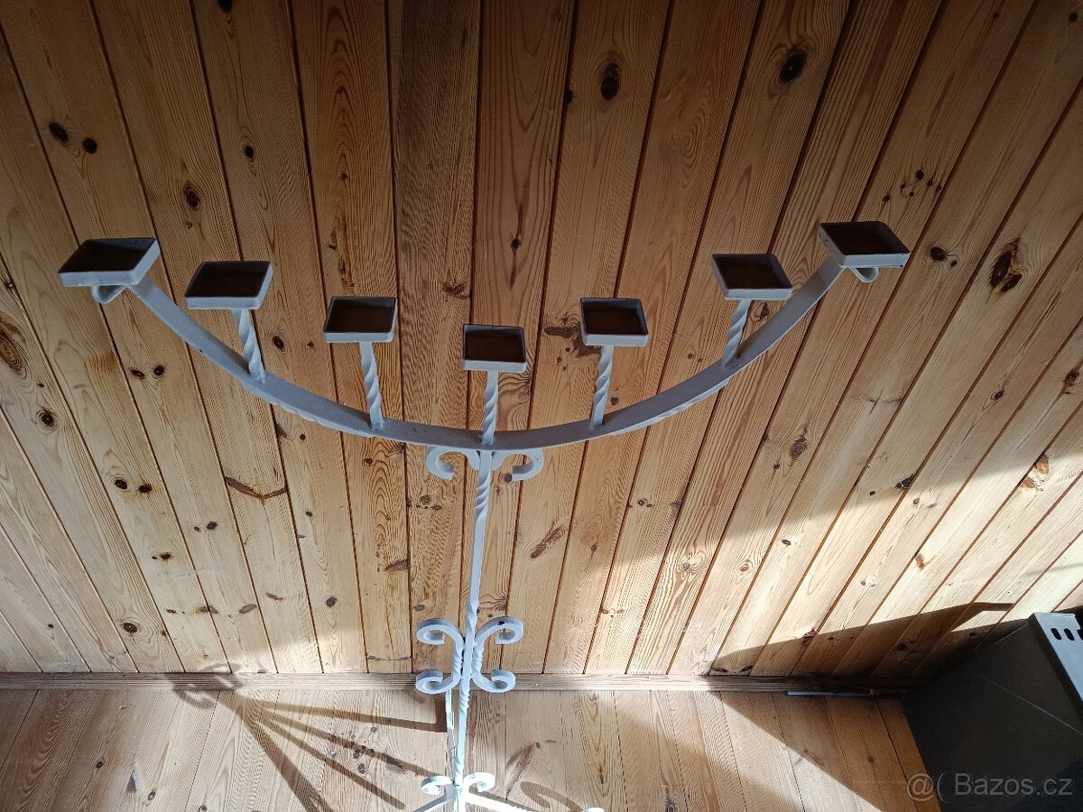Vysoký bílý kovový svícen 145 cm - 2