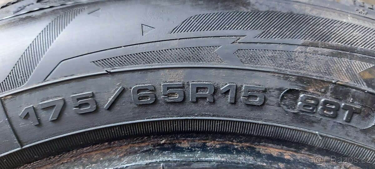 Zimní pneu 175/65R15 GoodYear - 2