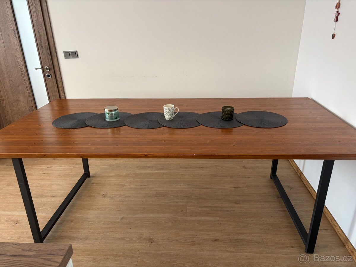 Masivní jídelní nerozkládací stůl - dub - 2