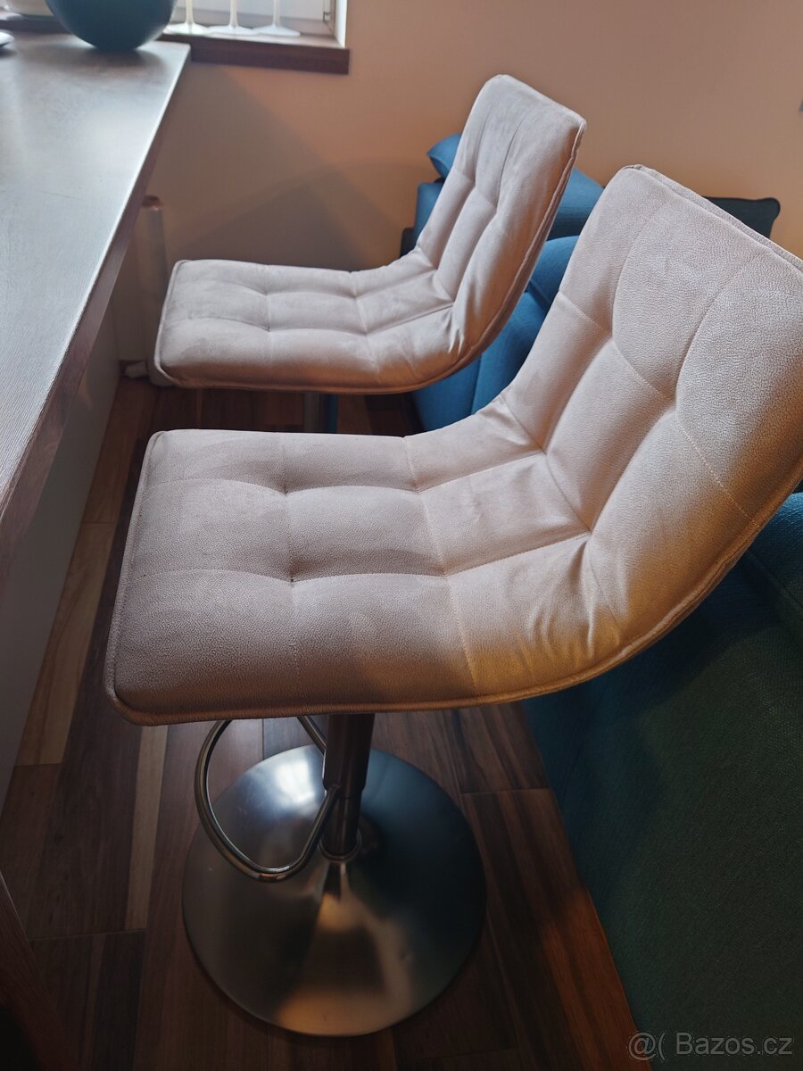 Prodám dvě barové stoličky - nový potah před měsícem - 2