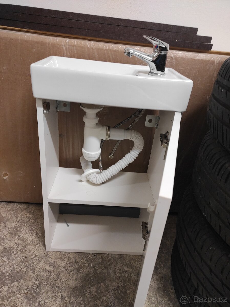 Umyvadlo s koupelnovou skříňkou a baterií - 2