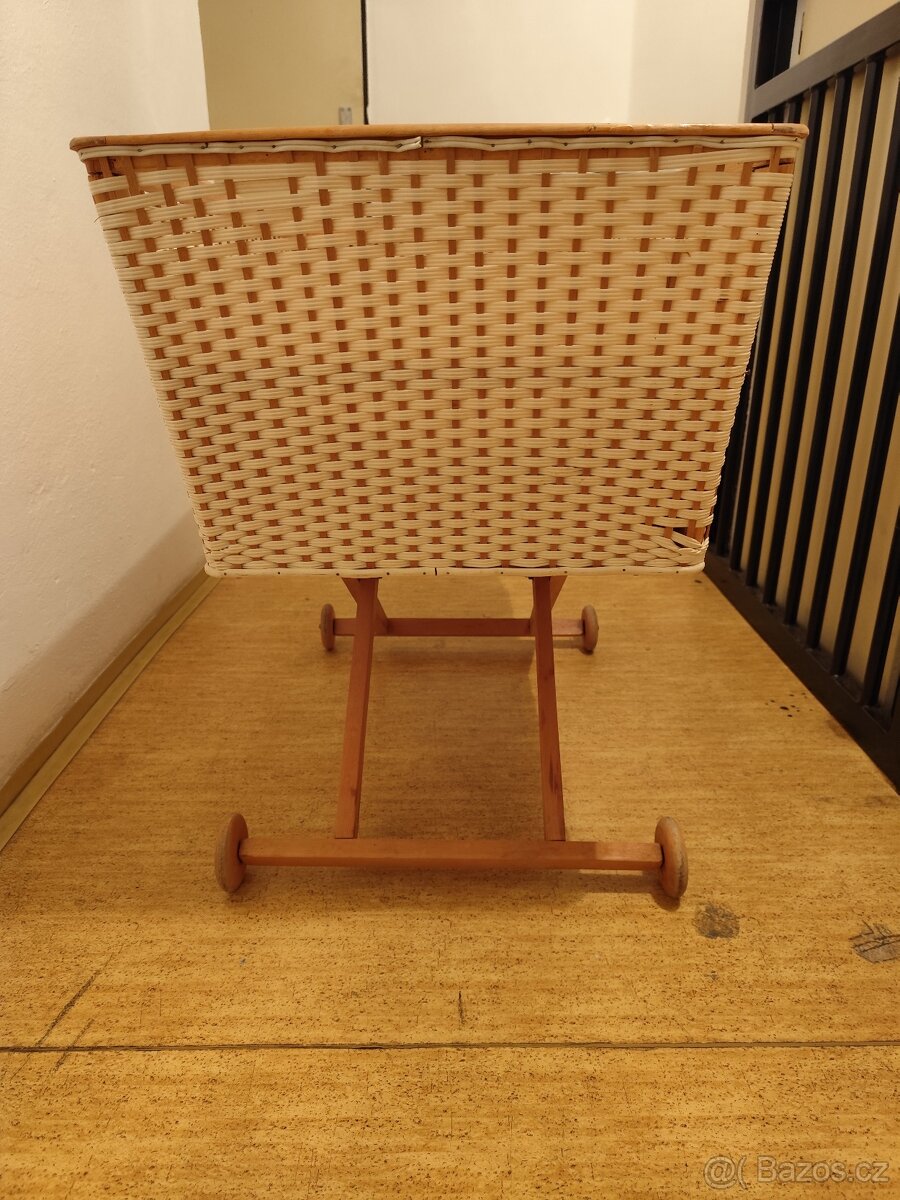 Stará kolébka pro miminko - 2