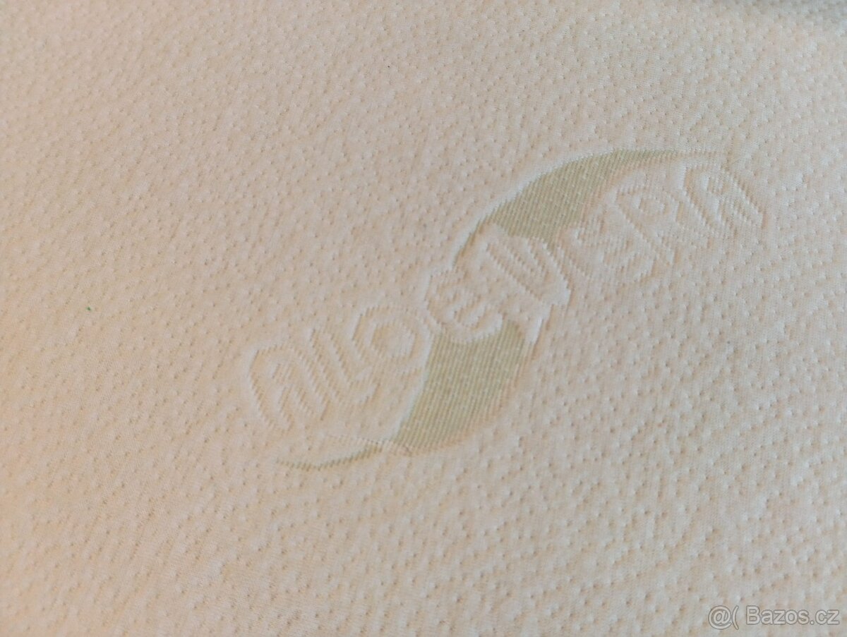 Masivní dřevěná postýlka - 2