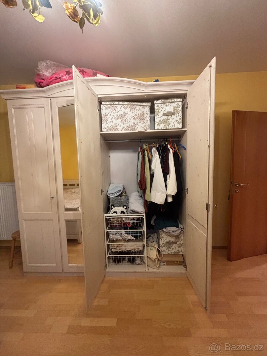 Šatní skříň ze dřeva - 2