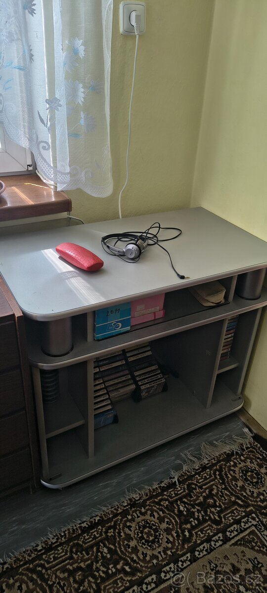 Televizní a hifi stolek - 2