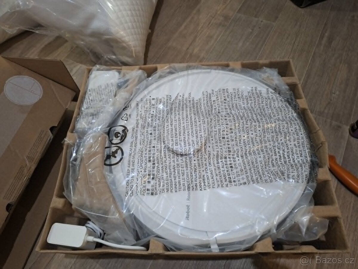 robotický vysavač a mop iRobot Roomba 105 Combo v bílé barvě - 2