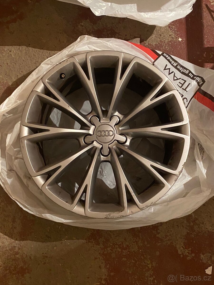 Original Audi R19 - 2