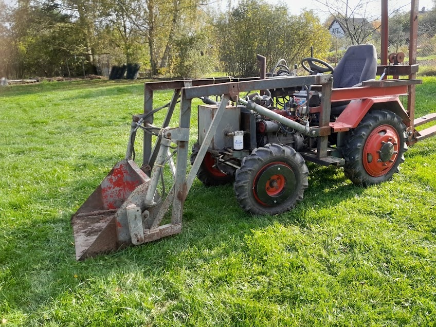 Malotraktor s čelním nakladačem - 2