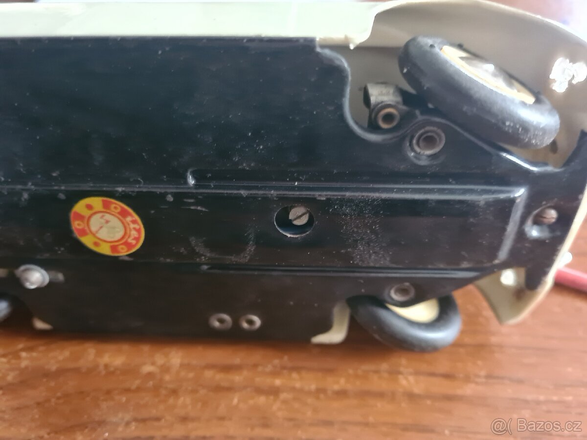 Stara sanitka s krabici - 2