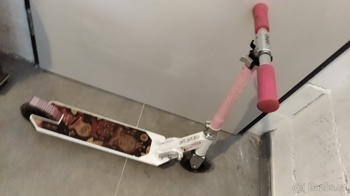 Skládací dětská (dívčí) koloběžka - 2