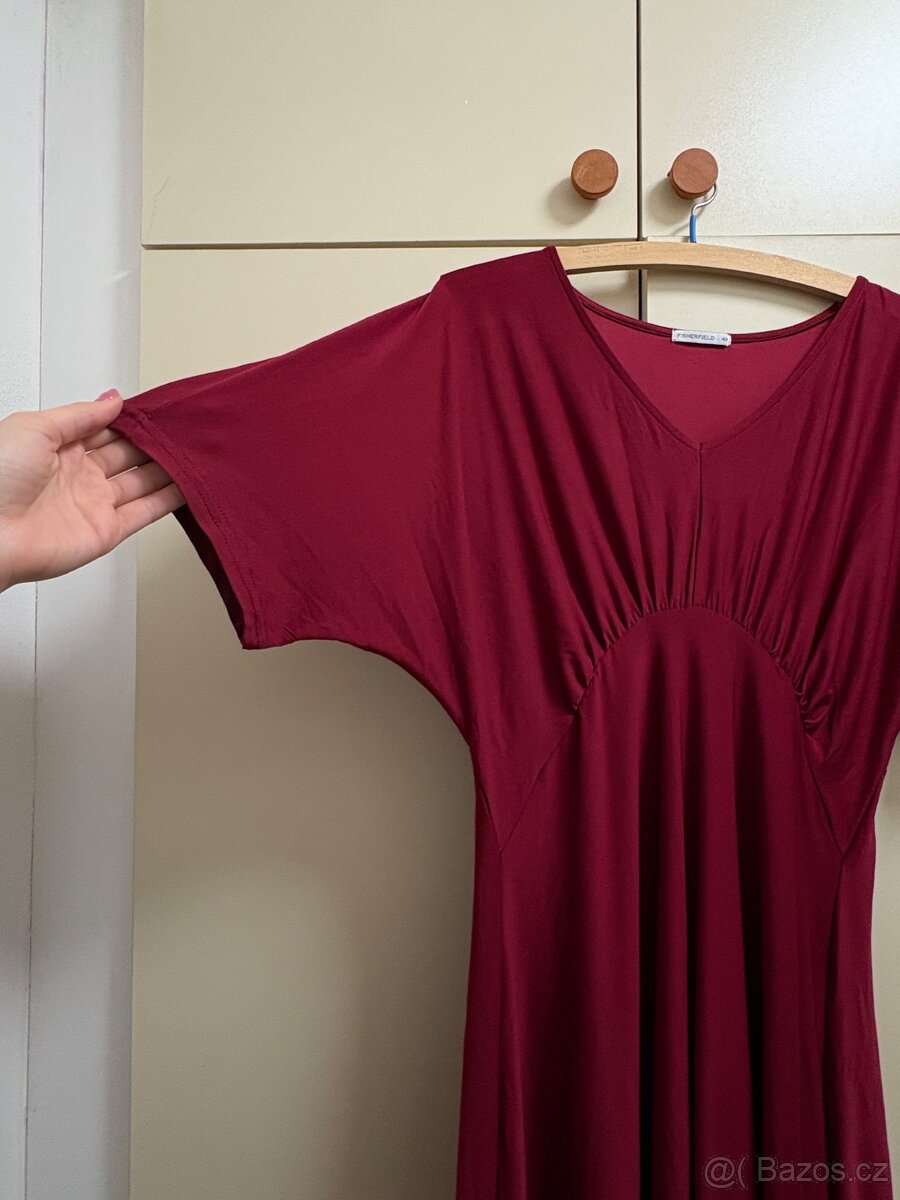 Vínové šaty a černé šaty - 2