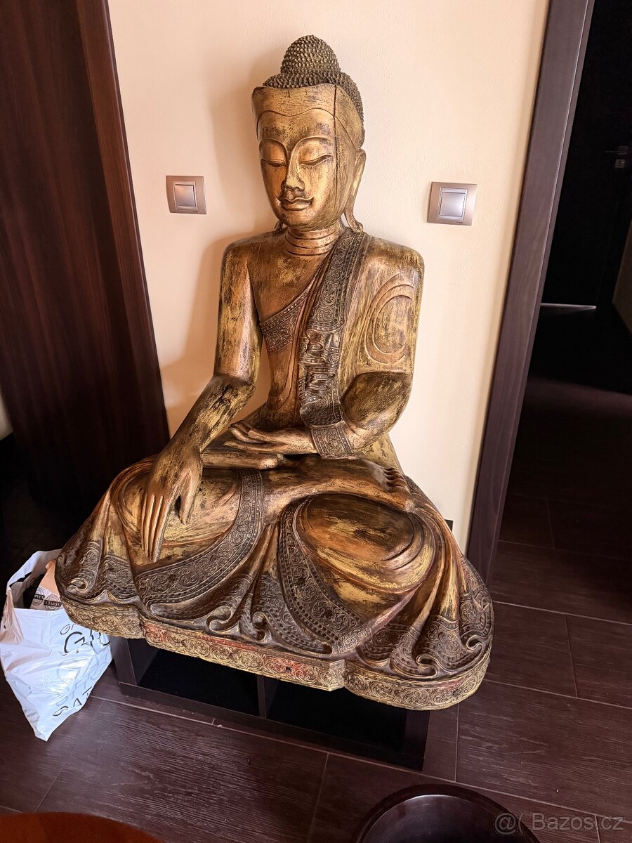 Velká dřevěná socha Budhy - 2
