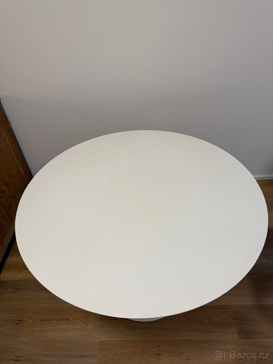 Kulatý bílý stůl - 2