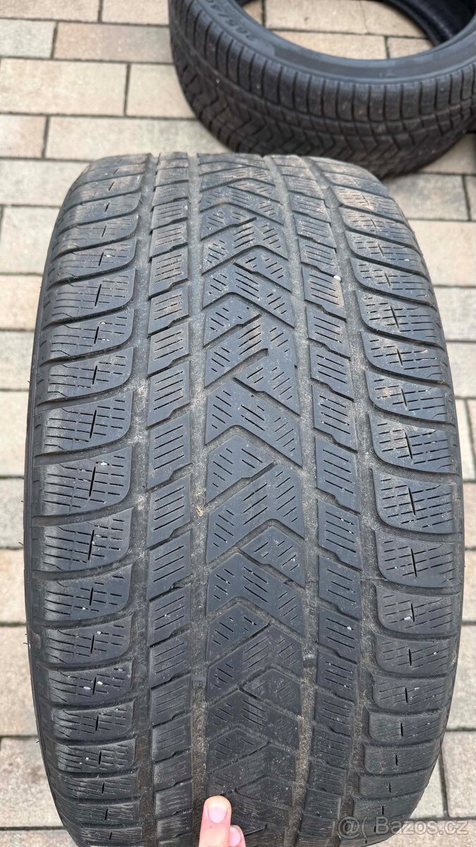 Pirelli winter Scorpion 295/35 R21 - 2