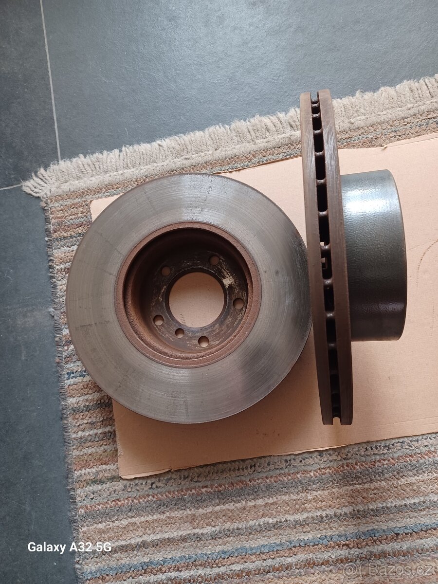 Prodám brzdové kotouče přední s brzdovými destičkami Brembo - 2