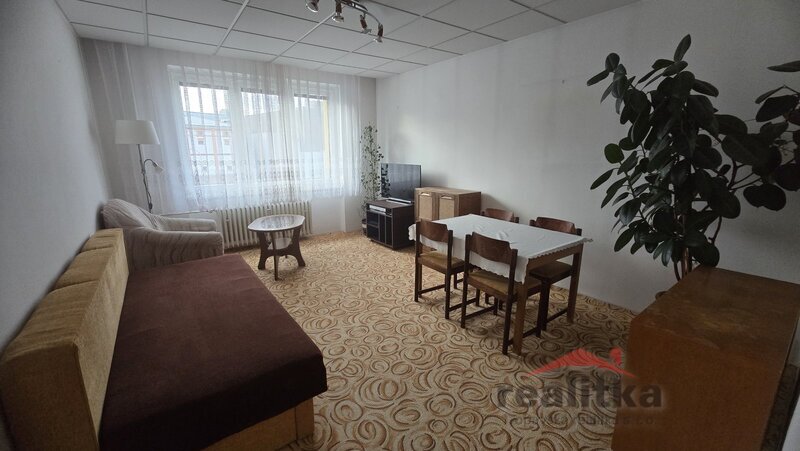 Prodej velkého bytu 3+1, 73m2, s balkónem, zahradou a parkov - 2